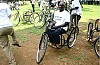 사진:보장구를 전달받은 탄자니아 장애인